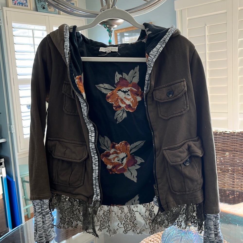 Green sweat shirt with flower interior